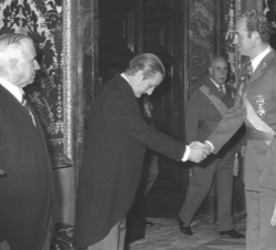 El Rey durante una recepción en el Palacio Real de Madrid al Consejo del Reino recibe el saludo de Torcuato Fernández Miranda en presencia de Manuel L